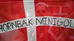 Seorang pendukung Denmark memegang bendera nasional selama pertandingan sepak bola perempat final UEFA EURO 2020 antara Republik Ceko dan Denmark di Stadion Olimpiade di Baku pada 3 Juli 2021. (AFP/Pool/Ozan Kose)