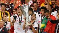 Pemain Sevilla merayakan gelar juara Liga Europa 2019/2020 di Stadion RheinEenergie, Sabtu (22/8/2020) dini hari WIB. Sevilla raih gelar juara Liga Europa 2019/2020 usai mengalahkan Inter Milan dengan skor 3-2. (AFP/Lars Baron/pool)