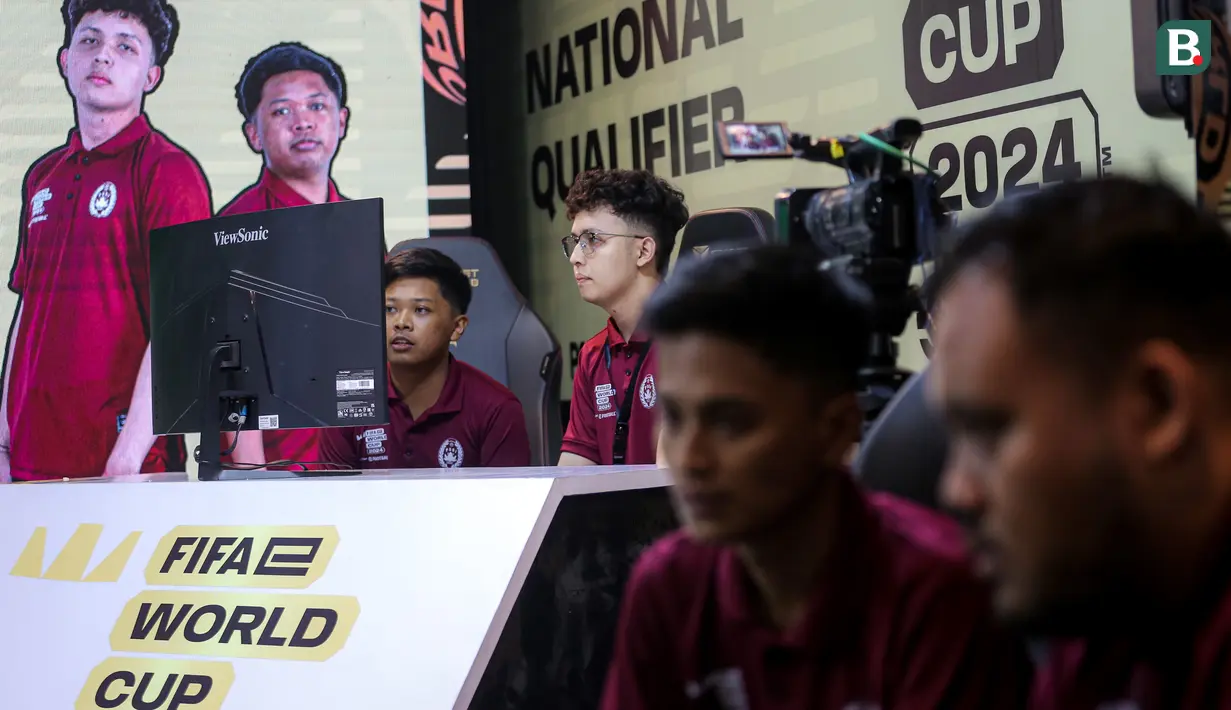 Sejumlah peserta kategori consloe tampak serius saat berkompetisi dalam seleksi nasional atau Indonesia National Qualifier FIFAe World Cup 2024 yang berlangsung di Point Arena, Jakarta Selatan, Sabtu (02/11/2024). (Bola.com/Bagaskara Lazuardi)