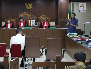 Terdakwa dugaan menghalangi proses penyidikan KPK, Lucas (kanan) memberi pertanyaan kepada salah satu saksi ahli pada sidang lanjutan di Pengadilan Tipikor, Jakarta, Kamis (21/2). Sidang mendengar dua saksi ahli. (Liputan6.com/Helmi Fithriansyah)