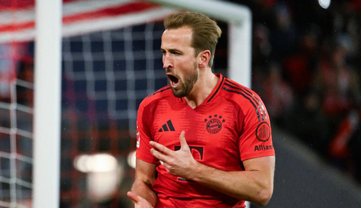 Pemain Bayern Munchen, Harry Kane, melakukan selebrasi setelah mencetak gol ke gawang Augsburg dalam laga pekan 11 Bundesliga 2024/2025 yang dihelat di Allianz Arena, Sabtu (23/11/2024). (AFP/Lukan Barth-Tuttas)