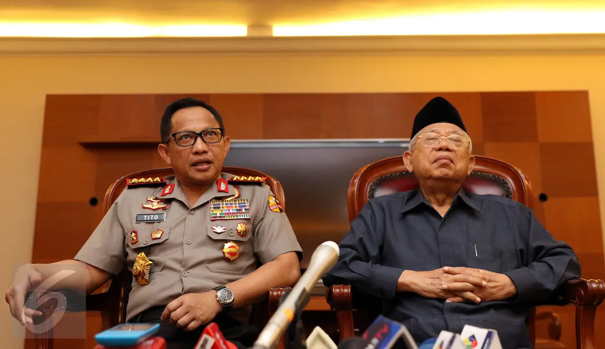 Kapolri Jenderal Pol Tito Karnavian (kiri) bersama Ketua MUI Ma'ruf Amin memberi keterangan terkait fatwa MUI di Jakarta, Selasa (20/12). Fatwa MUI terkait tentang penggunaan atribut keagamaan non-Muslim. (Liputan6.com/Helmi Fithriansyah)
