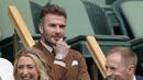 <p>David Beckham menyaksikan Simona Halep dari Rumania dan Amanda Anisimova dari AS bertanding pada hari kesepuluh Kejuaraan Wimbledon 2022 di The Klub Tenis All England, London (6/7/2022). Becks juga tampil necis dengan jam tangan Tudor Black Bay Pro di lenggannya. (AP Photo/Kirsty Wigglesworth)</p>