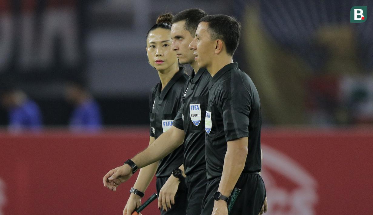 Namun dalam pertandingan Timnas Indonesia U-20 melawan Hong Kong, Kim Kyoung-min ditemani dua wasit pria asal Uzbekistan yaitu Rustam Lutfullin dan Sanjar Shayusupov. (Bola.com/Ikhwan Yanuar)