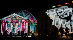 Sejumlah wisatawan menikmati bangunan Katedral Berlin yang dihiasi cahaya saat Festival Cahaya di Berlin, Jerman (15/10). Festival ini merupakan event tahunan yang diadakan setiap bulan Oktober. (AFP Photo/John Macdougall)