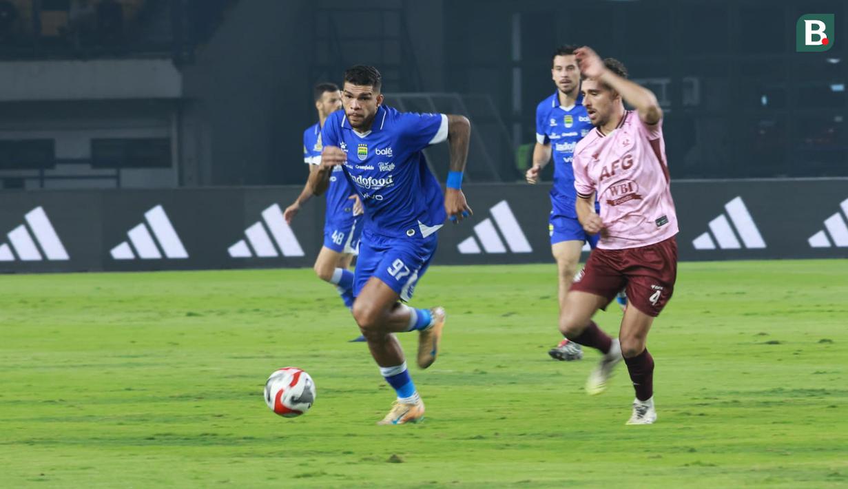Persib Bandung menghajar Persik Kediri di laga pekan ke-25 BRI Super League 2025/2026 di Stadion Gelora Bandung Lautan Api, Soreang, Senin (09/03/2026) malam WIB. (Bola.com/Erwin Snaz)