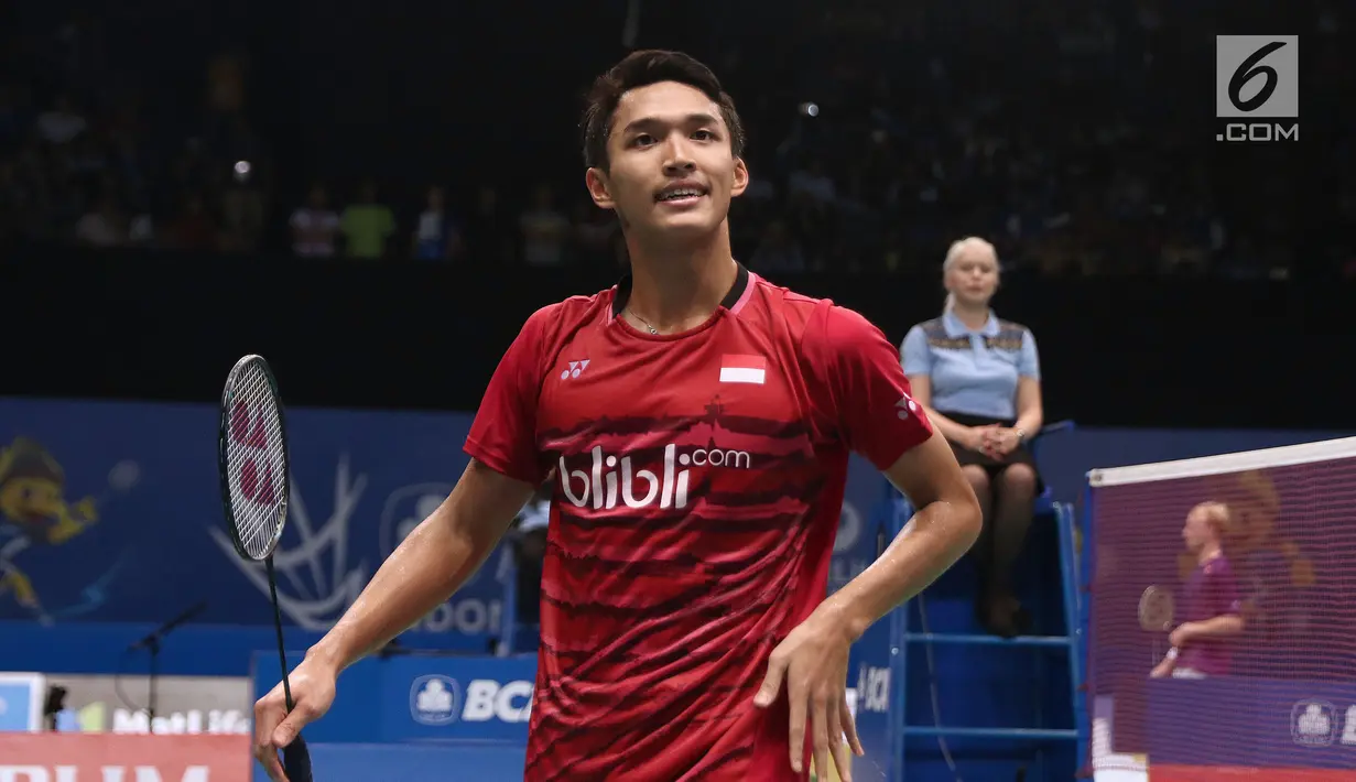 Tunggal Putra Indonesia, Jonatan Christie menatap ke atas saat laga melawan Hsu Jen Hao (Taiwan) di babak pertama Indonesia Open 2017 di Jakarta, Rabu (14/6). Jonatan sukses unggul dengan skor 21-17 dan 21-15. (Liputan6.com/Helmi Fithriansyah)