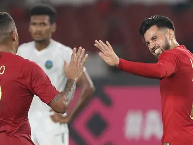 Pemain Timnas Indonesia, Stefano Lilipaly (kanan) bersama Alberto Goncalves merayakan gol ke gawang Timor Leste pada laga penyisihan grup B Piala AFF 2018 di Stadion GBK, Jakarta, Selasa (13/11). Indonesia unggul 3-1. (Liputan6.com/Helmi Fithriansyah)