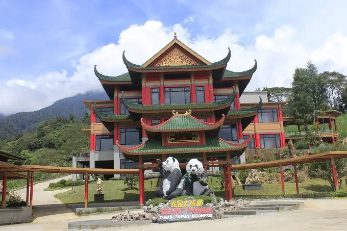 Dua buah patung panda raksasa terpajang di depan pintu masuk kandang Giant Panda Cai Tao dan Hu Chun (Dokumentasi/Kementerian Lingkungan Hidup dan Kehutanan RI)