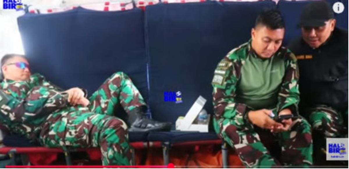 Berangkat Dinas ke Kalbar, Momen Letjen Kunto Arief Tak Lupa Salat