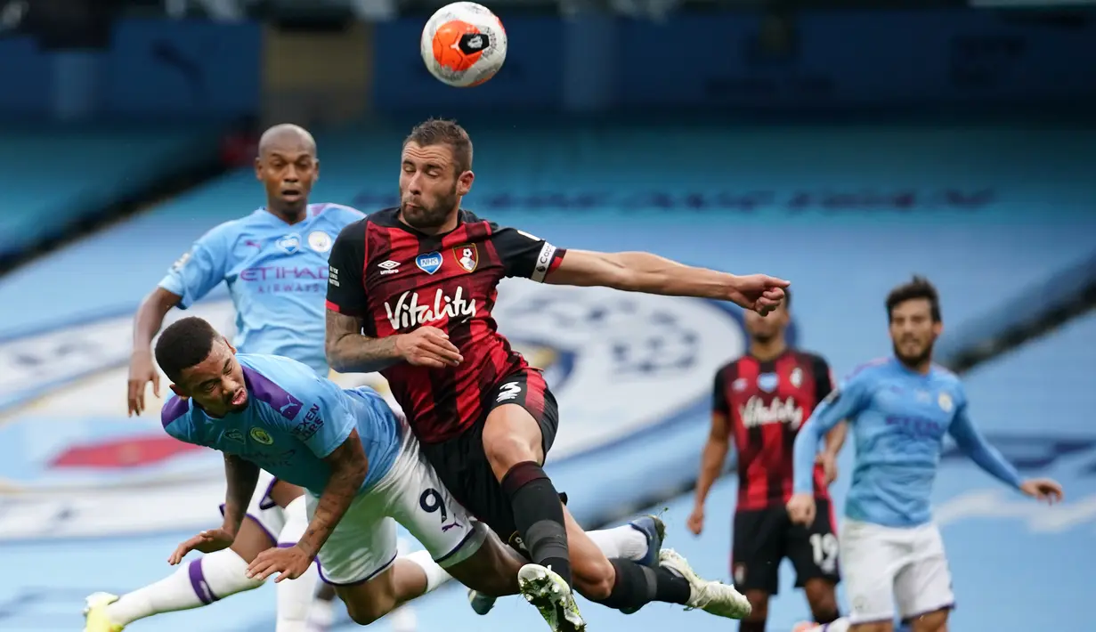 Striker Manchester City, Gabriel Jesus, berebut bola dengan bek Bournemouth, Steve Cook, pada laga lanjutan Premier League pekan ke-36 di Etihad Stadium, Kamis (16/7/2020) dini hari WIB. Manchester City menang 2-1 atas Bournemouth. (AFP/Dave Thompson/pool)