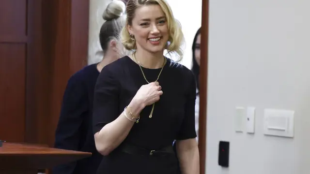 Amber Heard dala persidangan melawan Johnny Depp, 1 Juni 2022.  (Evelyn Hockstein/Pool via AP)