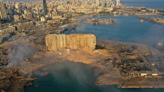Pandangan Udara dari Pelabuhan Beirut Usai Ledakan