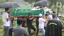 Kerabat menggotong keranda jenazah mantan penggawa Timnas Indonesia, Ricky Yacobi di TPU Tanah Kusir, Jakarta, Sabtu (21/11/2020). Ricky Yacobi meninggal dunia pada Sabtu (21/11). Ricky Yacobi merupakan striker andalan Timnas Indonesia era 1980 hingga 1990 an. (Liputan6.com/Helmi Fithriansyah)