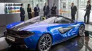 Pangeran William didampingi CEO McLaren Automative, Mike Flewitt melihat mobil McLaren 720S saat berkunjung ke McLaren Automotive Production Center di Woking (12/9). (AFP Photo/Pool/Chris J Ratcliffe)