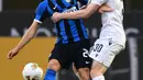 Gelandang Inter Milan, Christian Eriksen (kiri) berebut bola dengan gelandang Bologna, Jerdy Schouten pada pekan ke-30 Serie A 2019-2020, di Stadion Giuseppe Meazza, Minggu (5/7/2020). Inter Milan ditumbangkan Bologna 1-2 di kandang sendiri. (MIGUEL MEDINA / AFP)