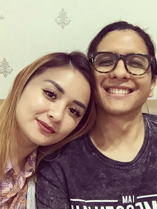 "Waduh yang dikeluarin banyak banget ya. Kita tes darah saja itu 13 juta rupiah untuk sekali tes, baru tes darah. Belum yang lain," ujar Raditya ditemui di Fakultas Kedokteran Universitas Indonesia, dilansir dari Liputan6.com. (Instagram/joannaalexandra)