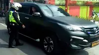 Seorang pengemudi Toyota Fortuner berplat nomor Polri dihentikan petugas Lantas Polres Bogor di Jalan Raya Bogor (istimewa)