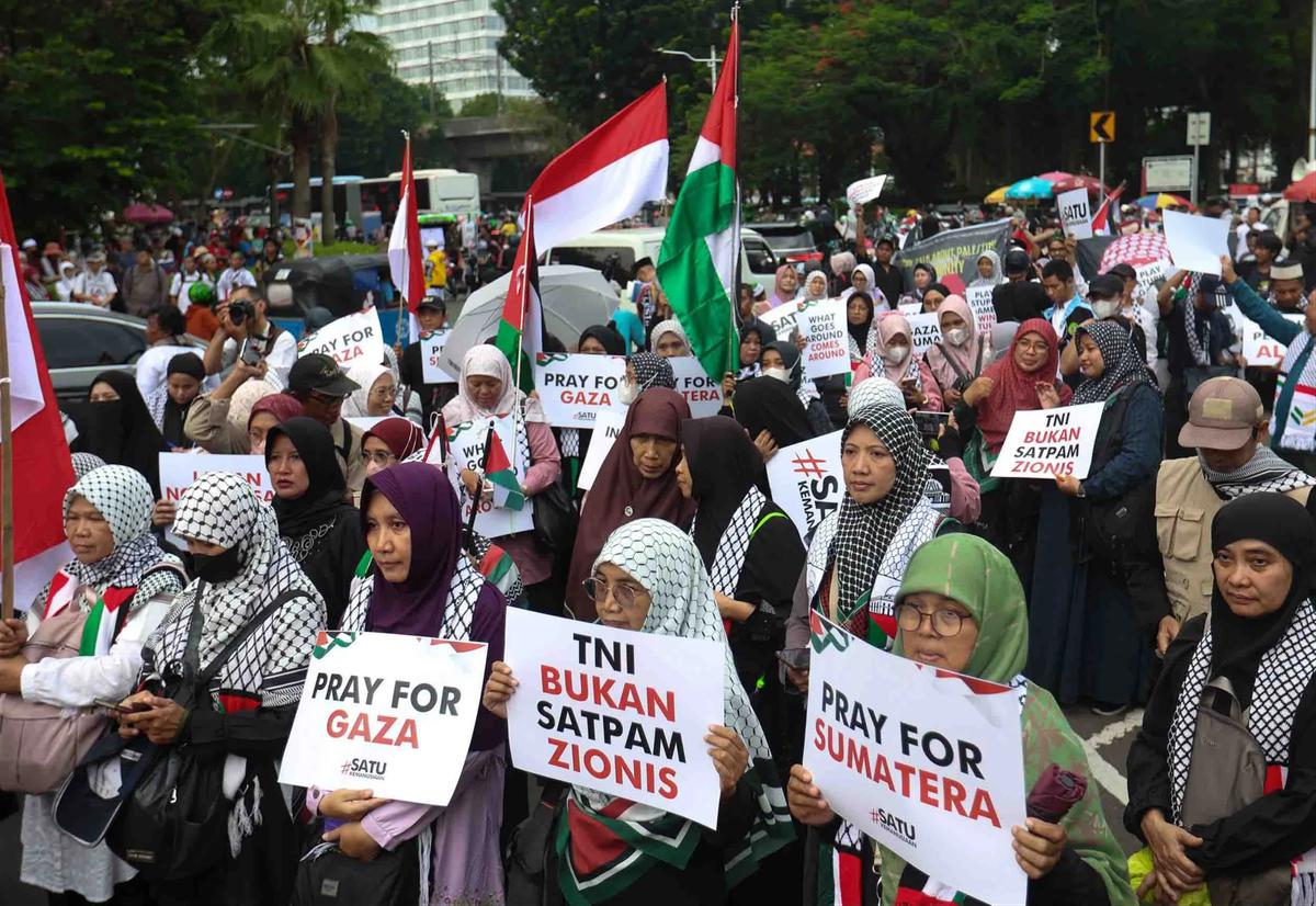 FOTO: Aksi Bela Palestina Warnai Menjelang Reuni 212 di Depan Kedutaan AS