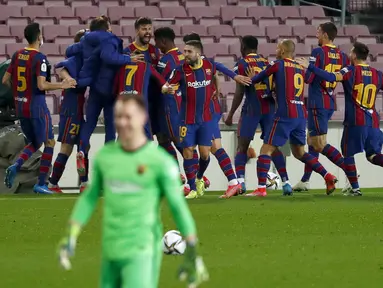 Bek Barcelona, Gerard Pique (tengah belakang) melakukan selebrasi dengan rekan-rekannya usai mencetak gol ke gawang Sevilla pada pertandingan leg kedua babak semifinal Copa del Rey di stadion Camp Nou di Barcelona, Spanyol, Kamis (4/3/2021). Barcelona menang telak atas Sevilla 3-0. (AP Photo/Joan Mo