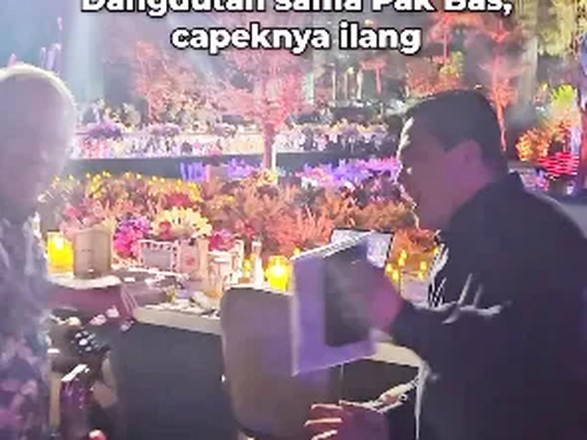 Sosok pria yang kerap disapa menteri multitalenta itu lantas bergoyang di tengah keramaian para hadirin.