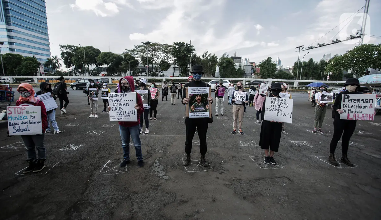 Masa yang tergabung dalam "Gerak Perempuan" melakukan aksi di depan Gedung MPR/DPR/DPD, Jakarta, Selasa (7/7/2020). Dalam aksinya mereka juga menuntut untuk mengawal Proses Legislasi hingga RUU tersebut disahkan menjadi undang - undang. (Liputan6.com/Johan Tallo)