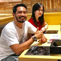 Rumah tangga Yama Carlos dan istri, Arfita Dwi Putri kembali membaik. Sekitar empat bulan rumah tangga pasangan ini sempat dilanda kabar tak sedap. Bahkan, sang istri menetap bersama orangtuanya. (Instagram/henry.indraguna)