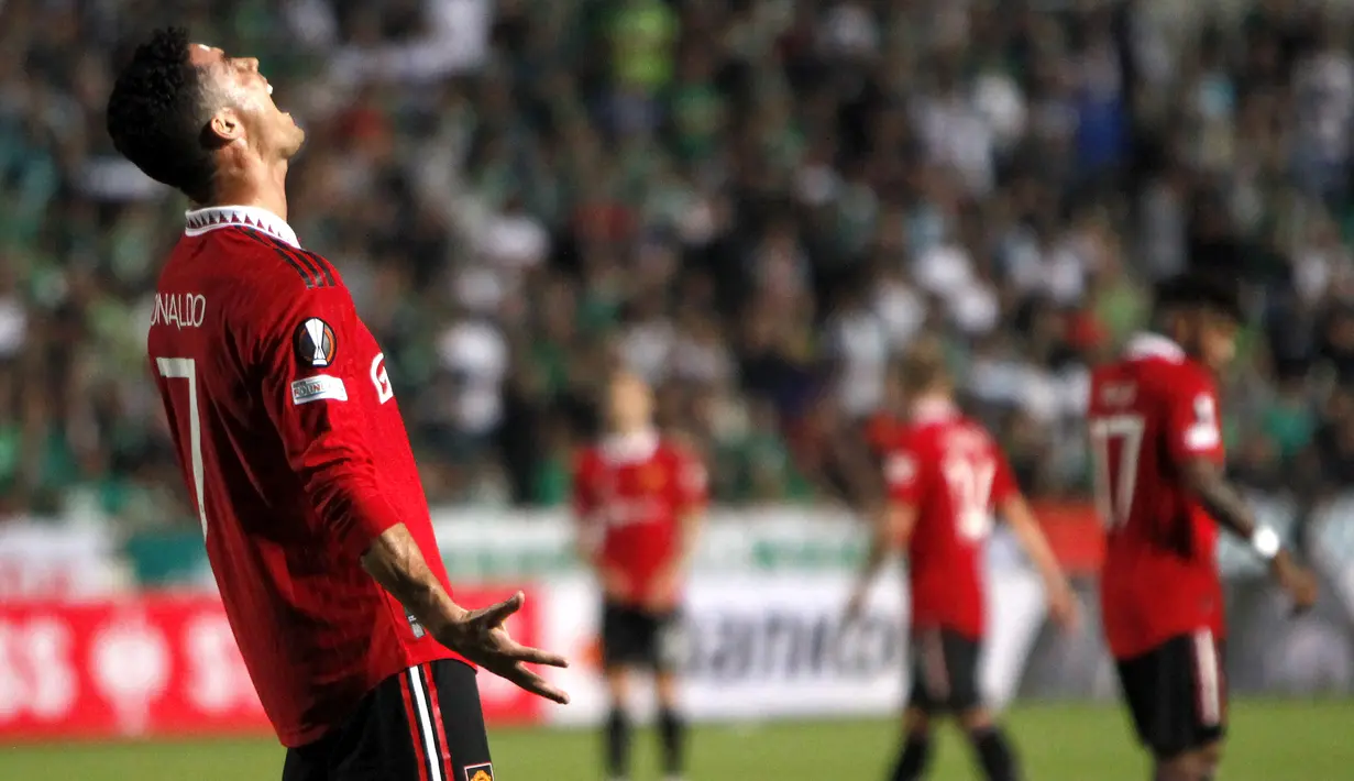 Andai gol tercipta, Cristiano Ronaldo akan menggenapkan raihan golnya menjadi 700 gol di level klub. Hingga kini ia telah mencetak 699 gol bersama 4 klub yang pernah dibelanya, dengan rincian 143 gol bersama Manchester United, 450 gol bersama Real Madrid, 101 gol bareng Juventus dan 5 gol bersama klub pertamanya Sporting Lisbon. (AP/Maria Karadjias)
