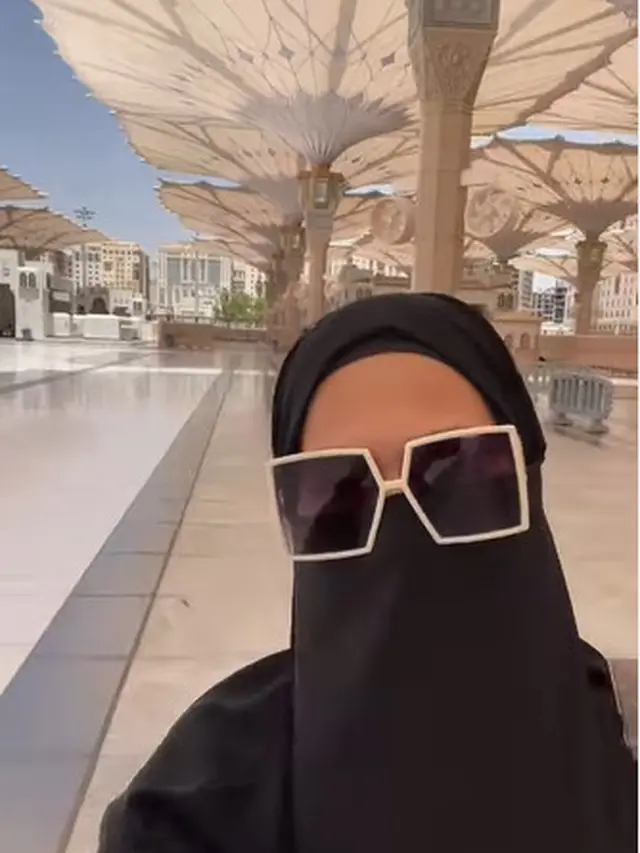 5 Potret Donna Harun Pertama Kali Umroh, Saat Pakai Cadar Curi Perhatian