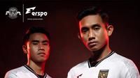 Pemain Timnas Indonesia Muhammad Ferarri dan Rizky Ridho saat berpose mengenakan jersey&nbsp;away baru skuad Garuda. (Dok. Instagram Erspo Official)