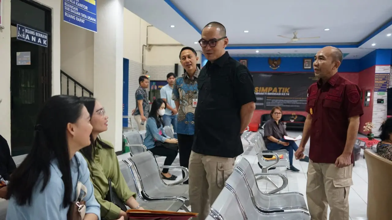 Kepala Kanwil Kemenkumham Sulut Sulut Ronald Lumbuun, saat memantau pelaksanaan Layanan Paspor Simpatik di Manado, Sabtu (6/1/2024).