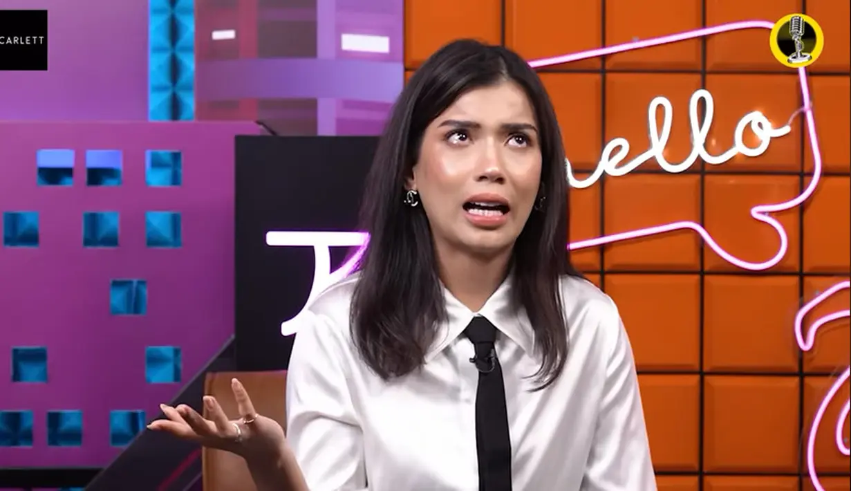 Dalam perbincangan ibu dan anak tersebut, Sabrina Chairunnisa juga sampai mengeluarkan air matanya ketika menceritakan awal perjuangannya di Jakarta. Sabrina tampak tak kuasa menahan air mata ketika mengenang saat dirinya pulang dari Trans TV sampai daerah Setia Budi pada malam hari jalan kaki. [Youtube/Azka Corbuzier]