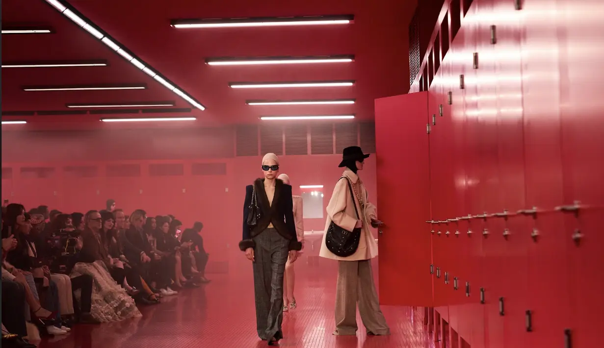 Koleksi ini jelas mencerminkan gaya khas Michele yang romantis, eklektik, dan penuh referensi sejarah. (Foto: Valentino)