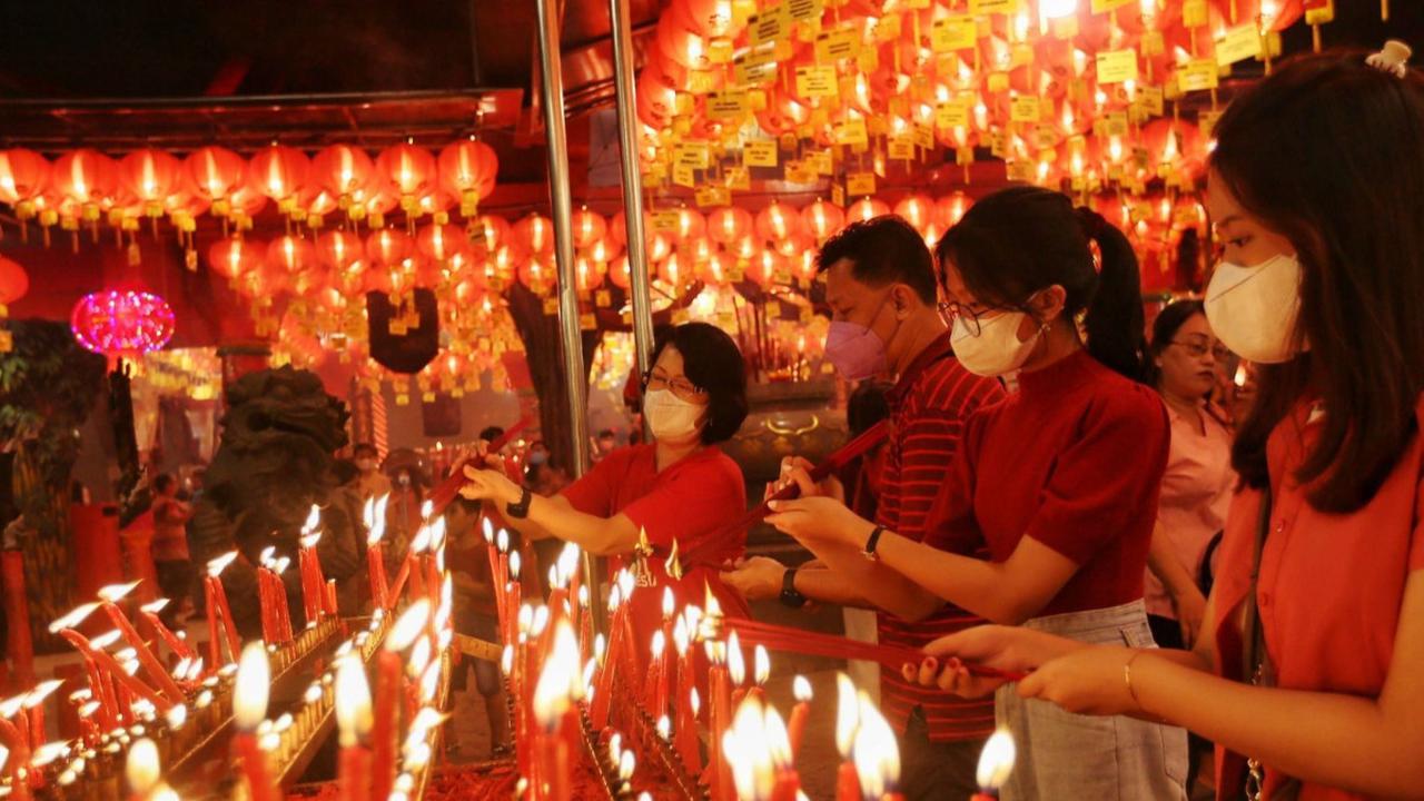 Malam pergantian tahun baru Imlek 2024, warga Tionghoa datang ke tempat peribadahannya untuk melaksanakan ibadah sembahyang. Warga Tionghoa berkumpul di kelenteng dan rumah-rumah ibadah untuk mengikuti serangkaian ritual sembahyang di malam itu. Foto: Lip