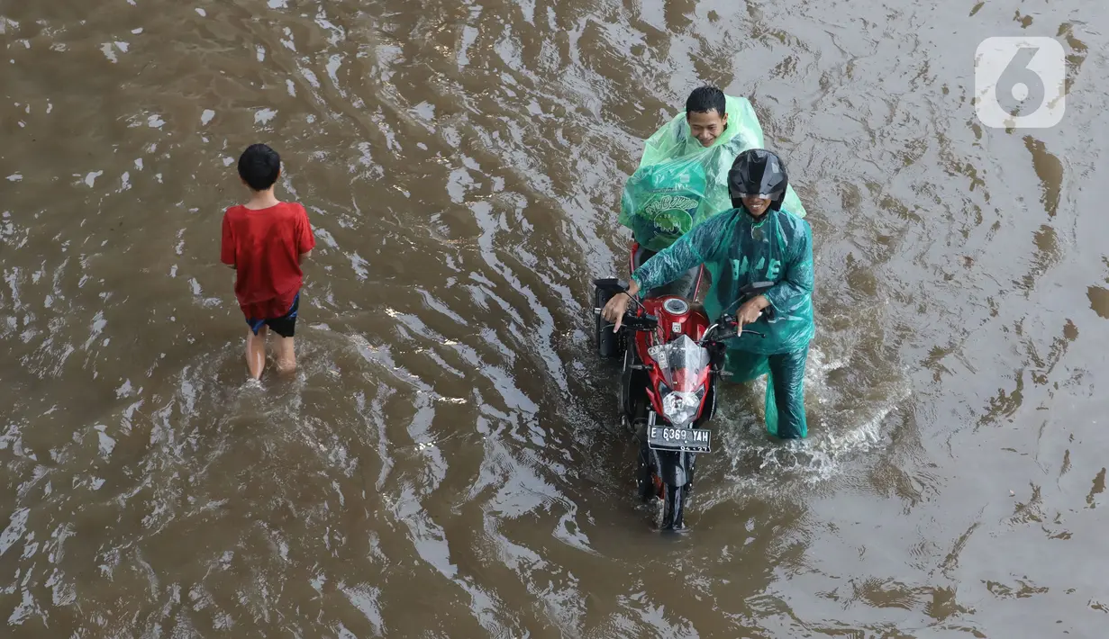 Salah satunya jalan Ciledug Raya, Jakarta Selatan. Jalan ini tergenang air setinggi hingga 50 sentimeter. (Liputan6.com/Angga Yuniar)