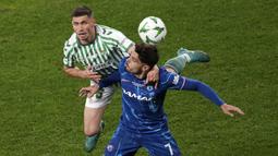 Pemain Chelsea, Pedro Neto (kanan) berebut bola dengan pemain Real Betis, Romain Perraud dalam laga final UEFA Conference League 2024/2025 di Tarczynski Arena, Wroclaw, Polandia, Kamis (29/05/2025) dini hari WIB. (AP Photo/Darko Vojinovic)
