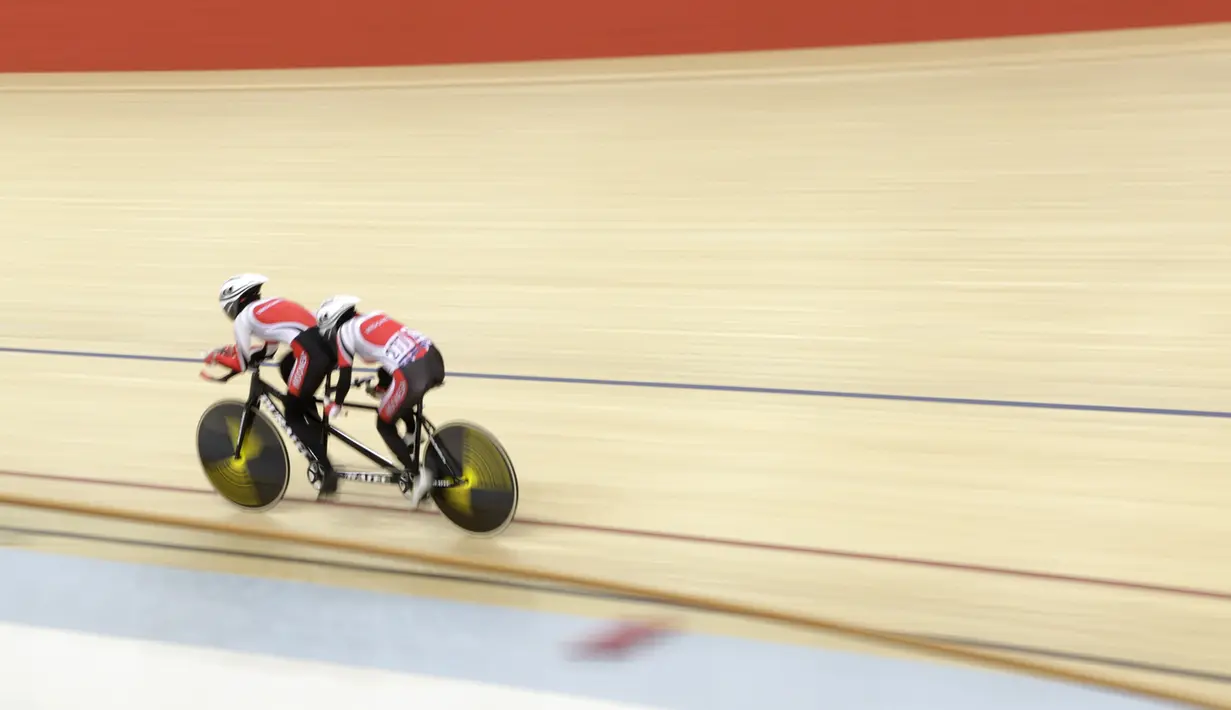 Pesepeda Indonesia, Ni'mal Magfiroh dan Sri Sugiyanti, memacu kecepatan pada nomor 3000 meter persuit individu B saat Asian Track Championship 2019 di Veledrome, Jakarta, Jumat (11/1). Pasangan ini berhasil meraih perak. (Bola.com/Yoppy Renato)