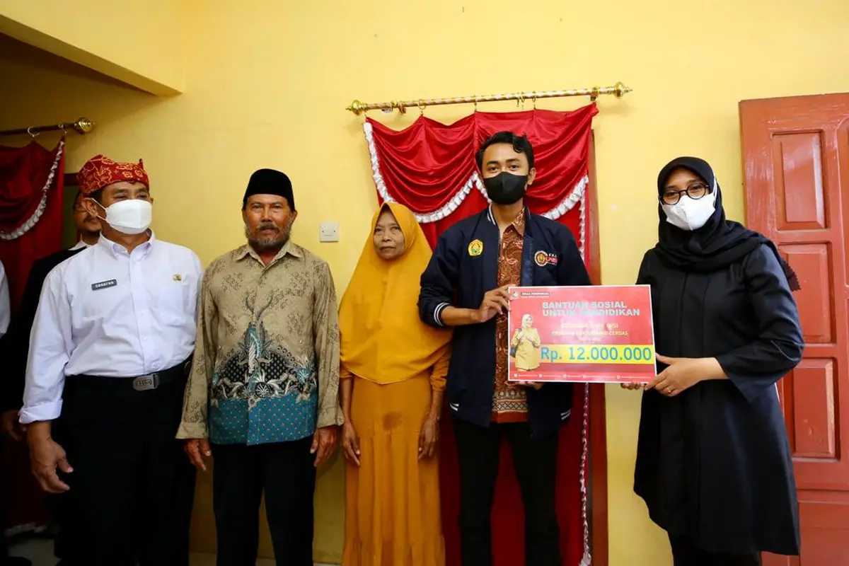Bupati Banyuwangi Ipuk Fiestiandani (Kiri) menyerahkan Beasiswa Banyuwangi Cerdas ke salah satu penerimanya (Istimewa)