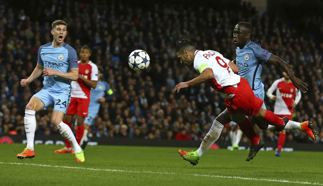 Striker Monaco, Radamel Falcao, berusaha membobol gawang Manchester City. Bermain di kandang, City lebih menguasai jalannya laga berdasarkan statistik penguasaan bola yang mencapai 62 persen. (AP/Dave Thompson)