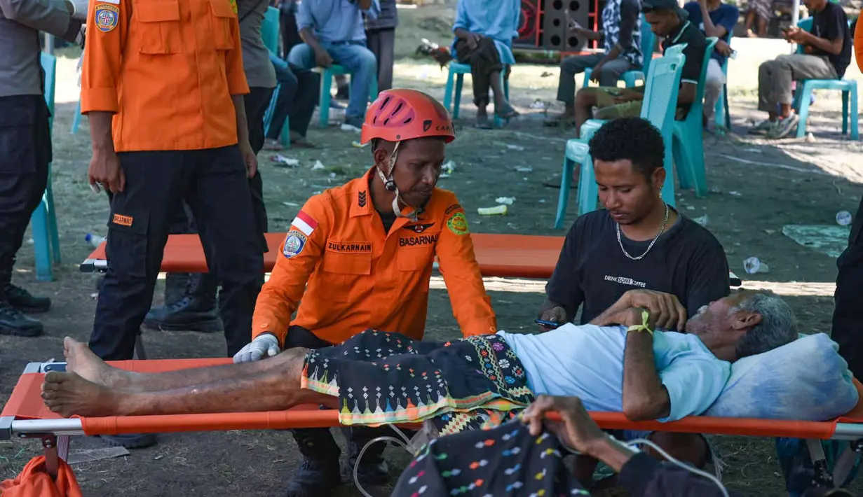 Sorang pasien korban gempa NTT mendapatkan perawatan sembari menunggu evakuasi menggunakan helikopter di Lamba Leda Utara, Nusa Tenggara Timur, Selasa, 18 Agustus 2026. (Basarnas)