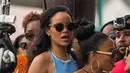 Rihanna dan temannya saat menikmati liburan di sebuah pantai di Barbados pada 26 Desember 2015 lalu. Mantan kekasih Chris Brown itu terlihat seksi dalam balutan dress biru hingga payudaranya terlihat menonjol karena tak mengenakan bra. (www.thesun.co.uk)