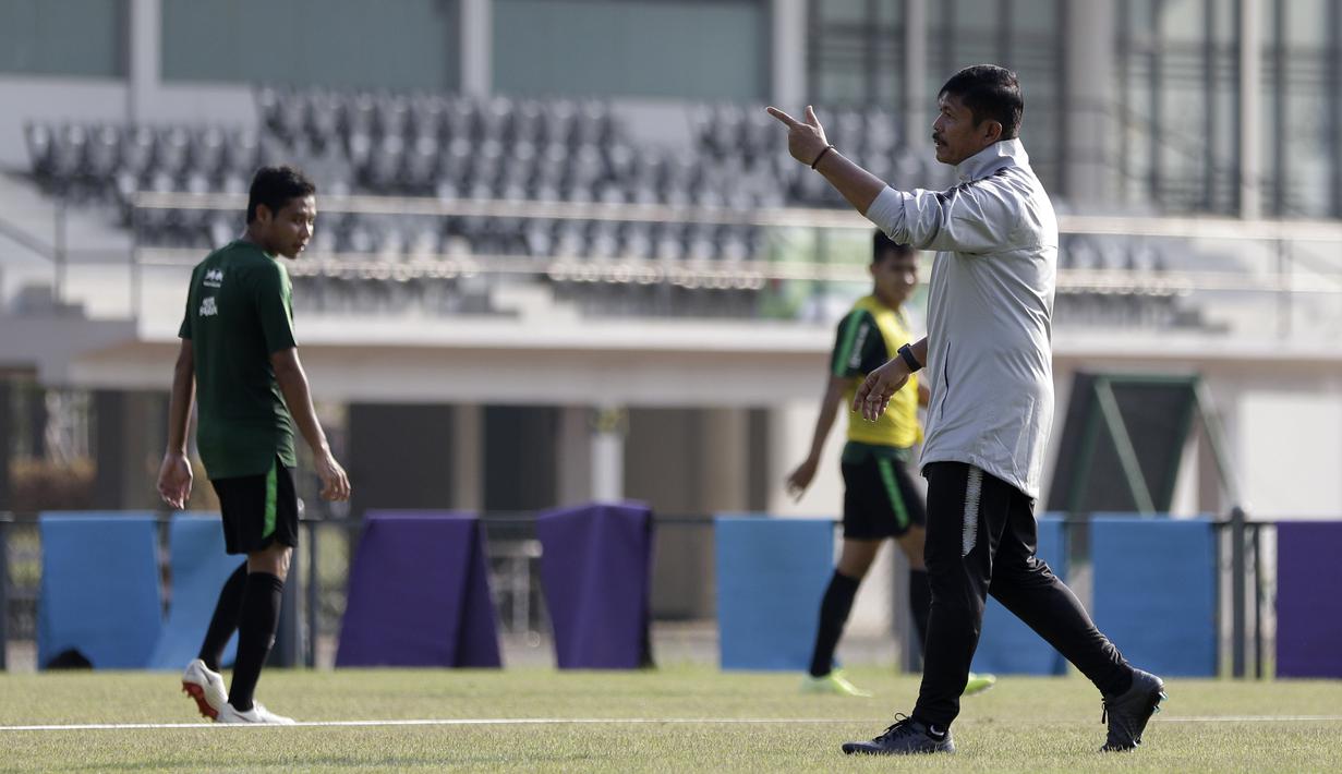 Pelatih Timnas Indonesia U-23, Indra Sjafri, memberikan arahan saat latihan di Lapangan G, Senayan, Rabu (6/11). Jelang SEA Games 2019, Timnas Indonesia U-23 terus pertajam transisi pemain. (Bola.com/Yoppy Renato)