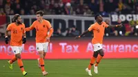 Para pemain Belanda merayakan gol ke gawang Jerman pada laga Liga A1 UEFA Nations League, di Veltins Arena, Gelsenkirchen, Senin (19/11/2018). (AFP/Marius Becker)