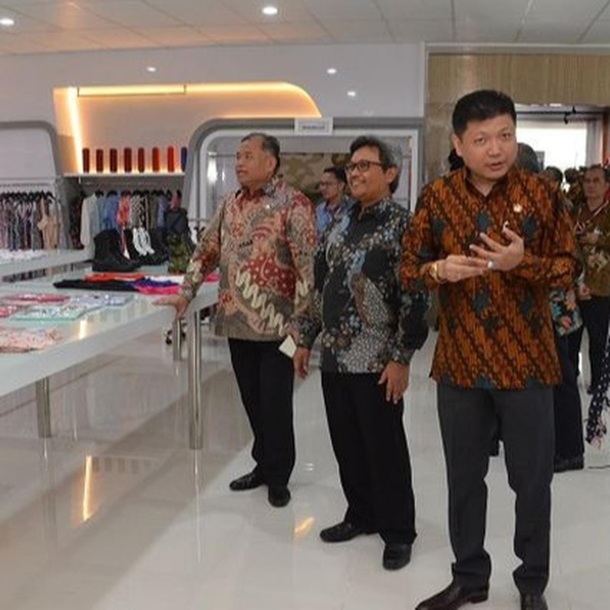 Dirut Sritex Iwan Setiawan Lukminto berbatik cokelat bareng Menperin Airlangga.