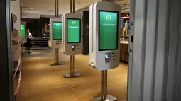 Pemandangan restoran McDonald's yang kosong ditutup untuk pengunjung di St. Petersburg, Rusia, Selasa (15/3/2022). Penutupan ini dilakukan pihak McDonald's sebagai sikap atas invasi Rusia ke Ukraina yang berlangsung dari 24 Februari 2022 lalu. (AP Photo)