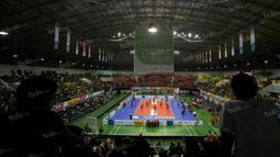 1. Suasana kemeriahan penonton pada babak final four seri kedua Proliga 2016 di GOR Amongrogo, Yogyakarta, Minggu (8/5/2016). (Bola.comVitalis Yogi Trisna)