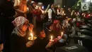 Massa menggelar aksi dengan membawa lilin dan doa bersama lintas agama di depan Gedung DPR, Jakarta, Kamis (16/3/2023). Dalam aksinya, mereka menuntut agar pimpinan DPR menetapkan RUU PPRT sebagai RUU INISIATIF DPR di Rapat Paripurna pada Selasa, 21 Maret 2023 mendatang. (Liputan6.com/Johan Tallo)