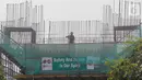 Pekerja menyelesaikan proyek pembangunan Light Rail Transit (LRT) Jabodebek di ruas Jalan Rasuna Said, Jakarta, Jumat (7/8/2020). Pembangunan LRT Jabodebek saat ini sudah mencapai 71,2%, progres tersebut merupakan capaian hingga 22 Mei 2020. (Liputan6.com/Fery Pradolo)