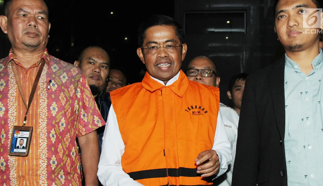 Mantan Mensos Idrus Marham mengenakan rompi tahanan usai menjalani pemeriksaan di Gedung KPK, Jakarta, Jumat (31/8). Idrus Marham resmi ditahan untuk mempermudah penyidikan terkait kasus suap Rp 4,8 miliar proyek PLTU Riau-1. (merdeka.com/Dwi Narwoko)