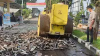 Menjelang libur natal dan tahun baru (Nataru), Kepolisian Resort Garut, Jawa Barat, memusnahkan ribuan botol minuman keras dan ratusan knalpot tak berstandar di lapangan Mapolres Garut, Jumat pagi.(Liputan6.com/Jayadi Supriadin)